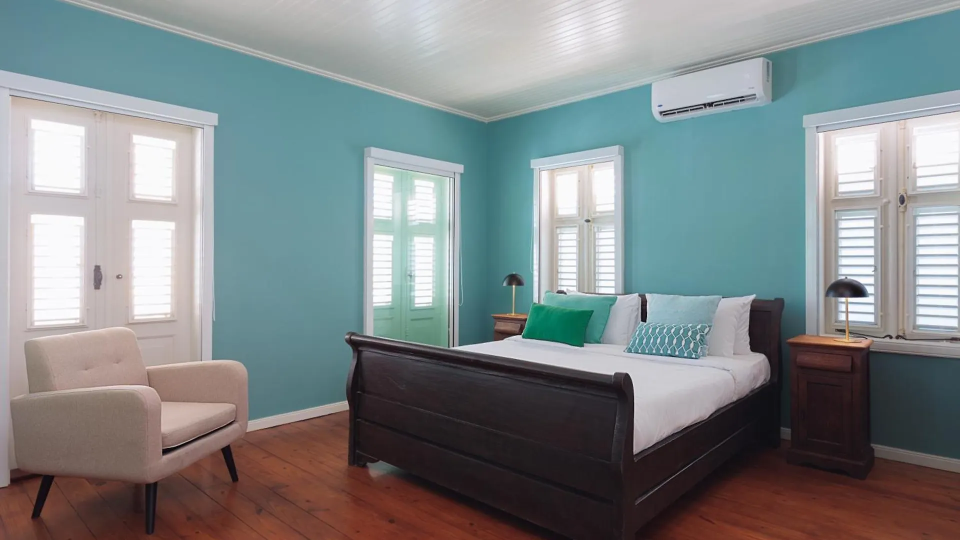 Kura Botanica Hotel Willemstad 4*,